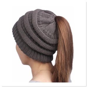 Gray Winter Knitted Ponytail Beanie. NWOT
